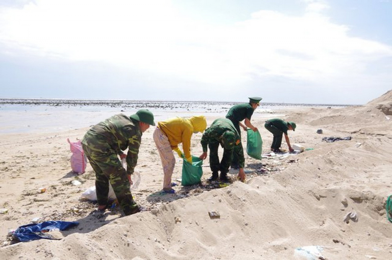 Phát hiện hơn 15.000 bao thuốc lá nhãn hiệu nước ngoài dạt vào bờ biển